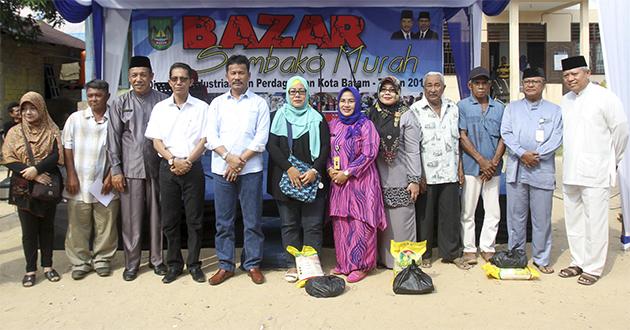 Warga Lubuk Baja Serbu Bazar Sembako Murah